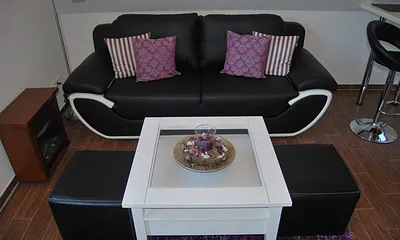 Wohnbereich mit gemütlicher Couch