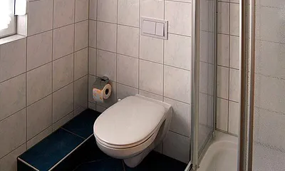 Bad mit Fenster, Dusche und WC