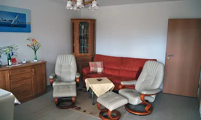 Wohnbereich mit gemütlicher Couch und kostenfreien WLAN 