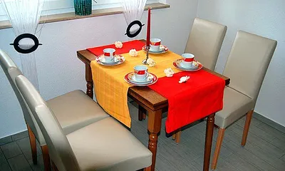 Essecke mit Blick zur Konzertmuschel und Ostsee