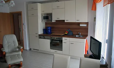 komplett ausgestattete Küchenzeile mit Kochherd, Mikrowelle und Geschirrspüler