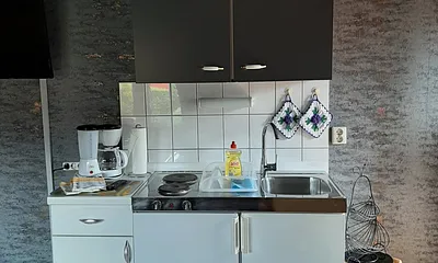 Bungalow LEE - Eingang und Kitchenette