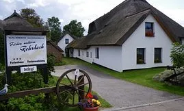 Dies ist die Einfahrt auf unser 2.550 qm großes Grundstück mit viel Garten