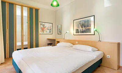 Das Schlafzimmer hat ein Doppelbett, einen großen Kleiderschrank ...