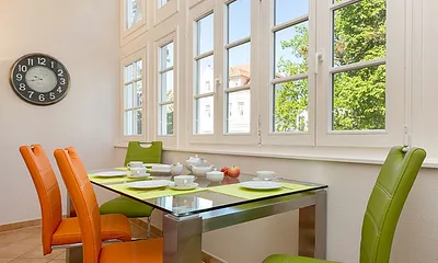 Der Eßplatz im Wintergarten ...