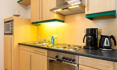 Die Küchenzeile ist komplett ausgestattet mit Backofen, Mikrowelle, Geschirrspüler etc.