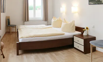 Schlafzimmer mit Doppelbett