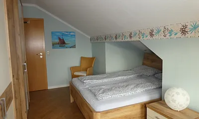 geräumiges Schlafzimmer  mit viel Abstellmöglichkeiten
