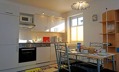 Vollausgestattete Küchenzeile mit Esstisch