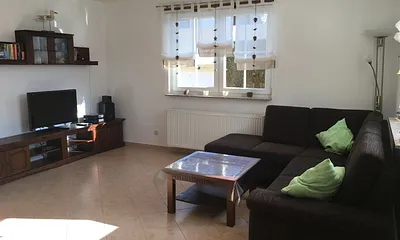 Wohnbereich mit TV und Heimkinoanlage