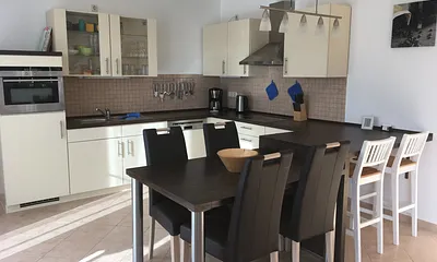 In der vollausgestatteten und grossen Küche können Sie Ihre Lieblingsgerichte zubereiten !