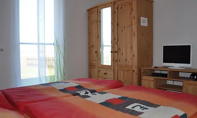 Schlafzimmer 1 mit TV
