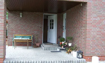 großzügig überdachter Eingangsbereich, auch für Raucher geeignet