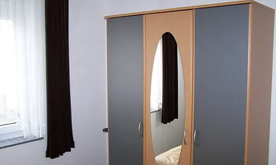 Fenster sind mit Rolladen versehen