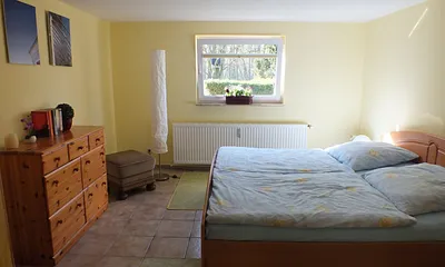 Schlafzimmer mit Doppelbett