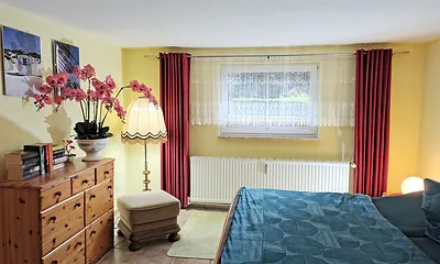 Schlafzimmer mit Doppelbett