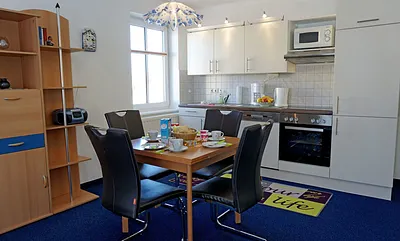 Vollausgestattete Küchenzeile mit Esstisch