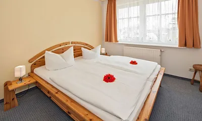 Schlafzimmer mit Doppelbett