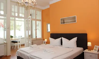 Wohn- Schlafbereich, Platz für ein Kinderreisebett