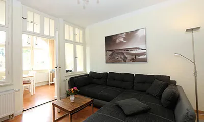 Wohnbereich mit Zugang zur Loggia