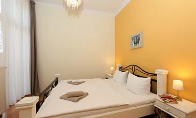 Schlafzimmer mit Doppelbett