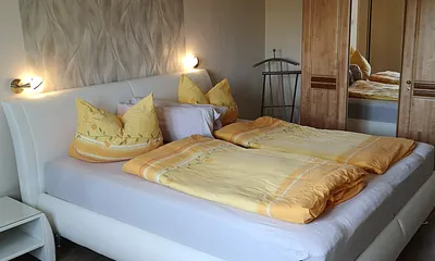 gemütliches Schlafzimmer mit Boxspringmatratze