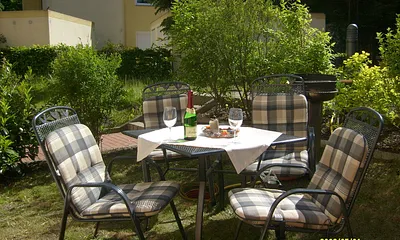 Sitzmöbel auf den dazugehörigen Rasen gestellt