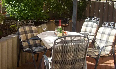 Sitzmöbel auf der Südwestterrasse aufgestellt