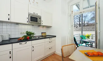 Küche mit Zugang zum Balkon