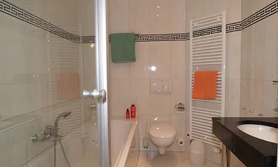 Bad mit Badewanne & Dusche