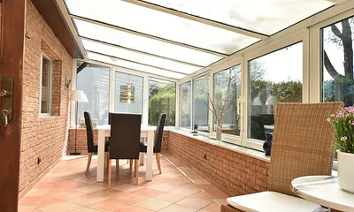 Wintergarten mit genügend Platz zum Wohlfühlen 