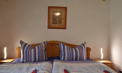 Erste Schlafzimmer mit Doppelbett u. großem Kleiderschrank