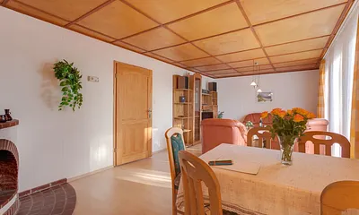 Wohnzimmer mit Kamin