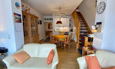 Essbereich und Küchenzeile mit Blick in den Flur