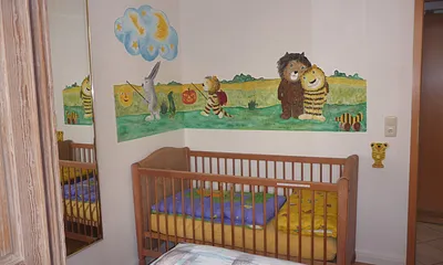 Kinderbett im Elternschlafzimmer mit Janosch-Wandmalerei