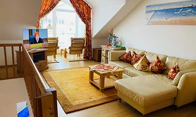 OG: Schlafcouch und Relaxsessel mit Hockern