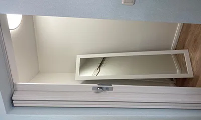 Schrank und Abstellmöglichkeit