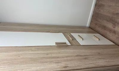 Schrank und Abstellmöglichkeit