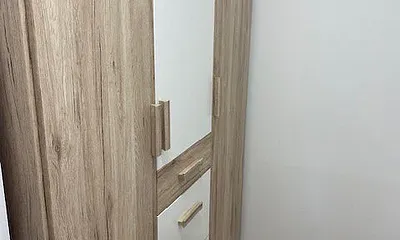 Schrank und Abstellmöglichkeit