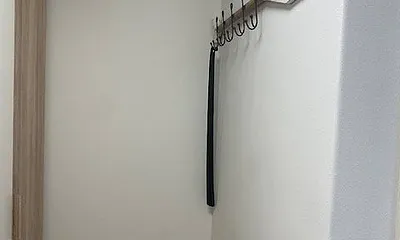 Schrank und Abstellmöglichkeit