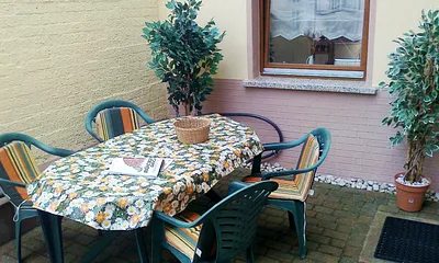 Die Terrasse, kleine Sitzecke neben FeWo 1 und 3.