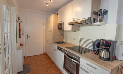 Küche mit Essecke, Kaffeemaschine und Nespresso Dolce Gusto 