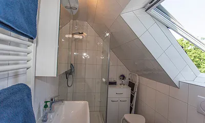 Bad mit Dusche und Fenster