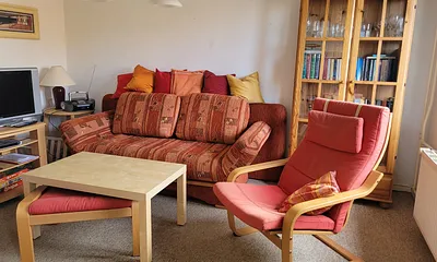 Wohnzimmer mit ausziehbarer Schlafcouch