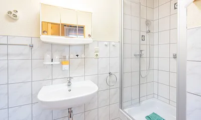 im Duschbad, Dusche mit Absatz