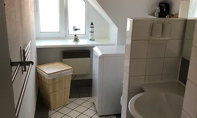 Badezimmer mit Dusche (Waschmaschine)