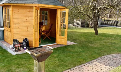 separater Pavillon mit Grillmöglichkeit auf dem Grundstück