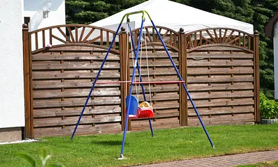 Eine Kinderschaukel steht für alle Feriengäste mit Kindern zur freien Verfügung