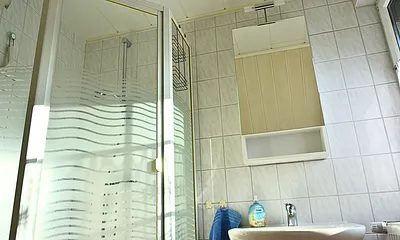 FeWo Knuth - Bad mit Dusche und Spiegelschrank