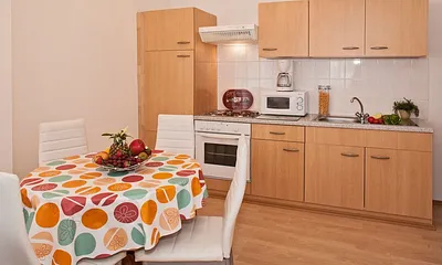 Vollausgestattete Küchenzeile mit Esstisch